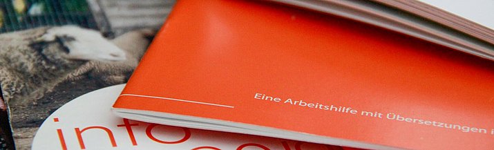 Ein Stapel PJW-Info-Hefte