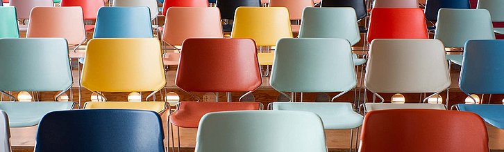 Bunte Stuhlreihen