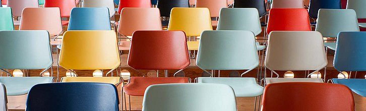 Bunte Stuhlreihen