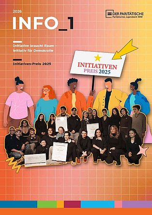 Titelblatt des aktuellen info mit einer Gruppe von jungen Menschen, die Urkunden und Schecks in Händen halten.