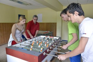 Jugendliche am Kicker