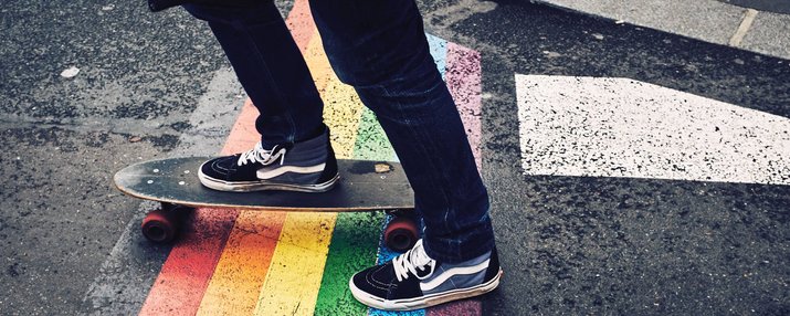 Jemand, der sich auf einem Skateboard auf den Weg macht