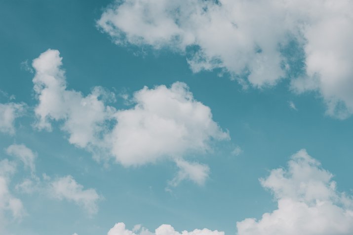 Wolken am blauen Himmel