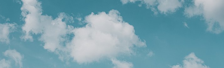 Wolken am blauen Himmel
