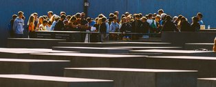 Jugendliche an Gedenkstätte Holocaust-Mahnmal